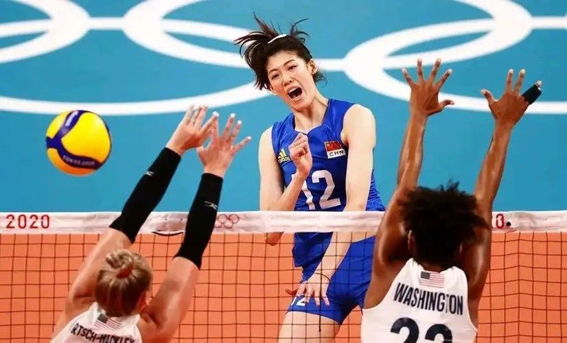 香奈儿这种高端时装品牌的风格略显奢华，而且衣服风格也比较美艳性感，叶辰便随手选了一件米白色连衣裙。